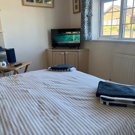 Double Room At The Bungalow With Shared Shower Room 凯特林 外观 照片