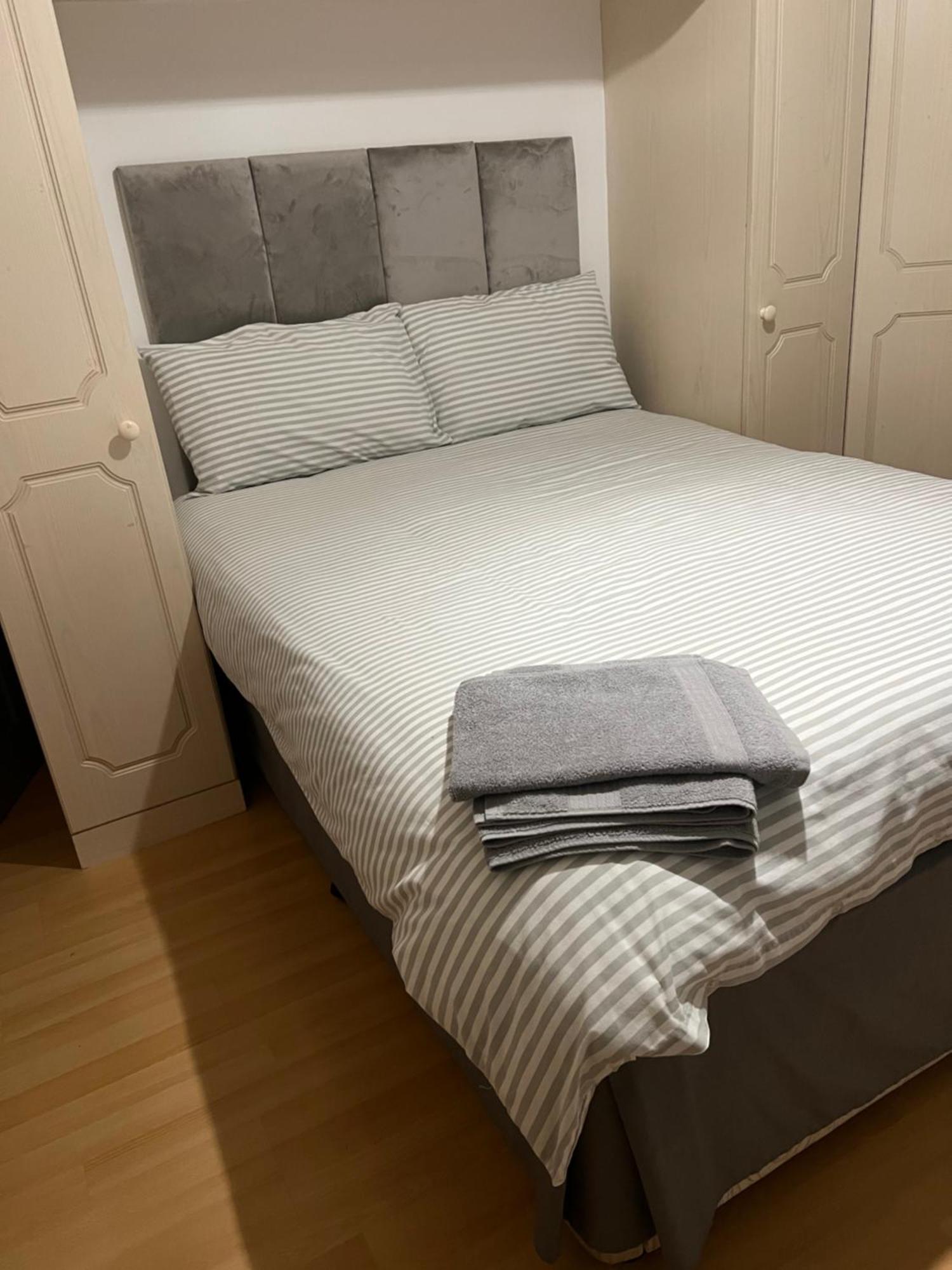 Double Room At The Bungalow With Shared Shower Room 凯特林 外观 照片