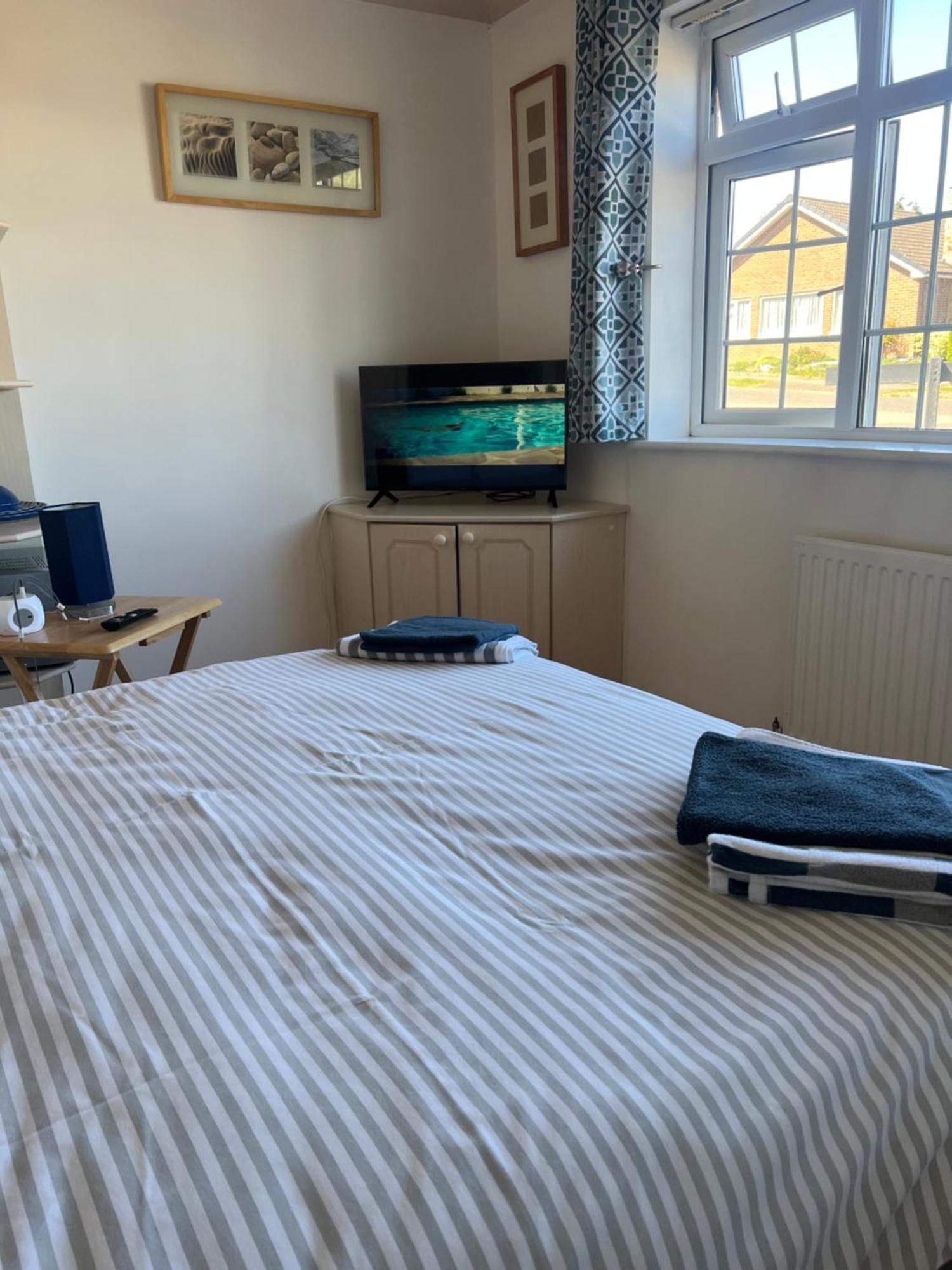 Double Room At The Bungalow With Shared Shower Room 凯特林 外观 照片