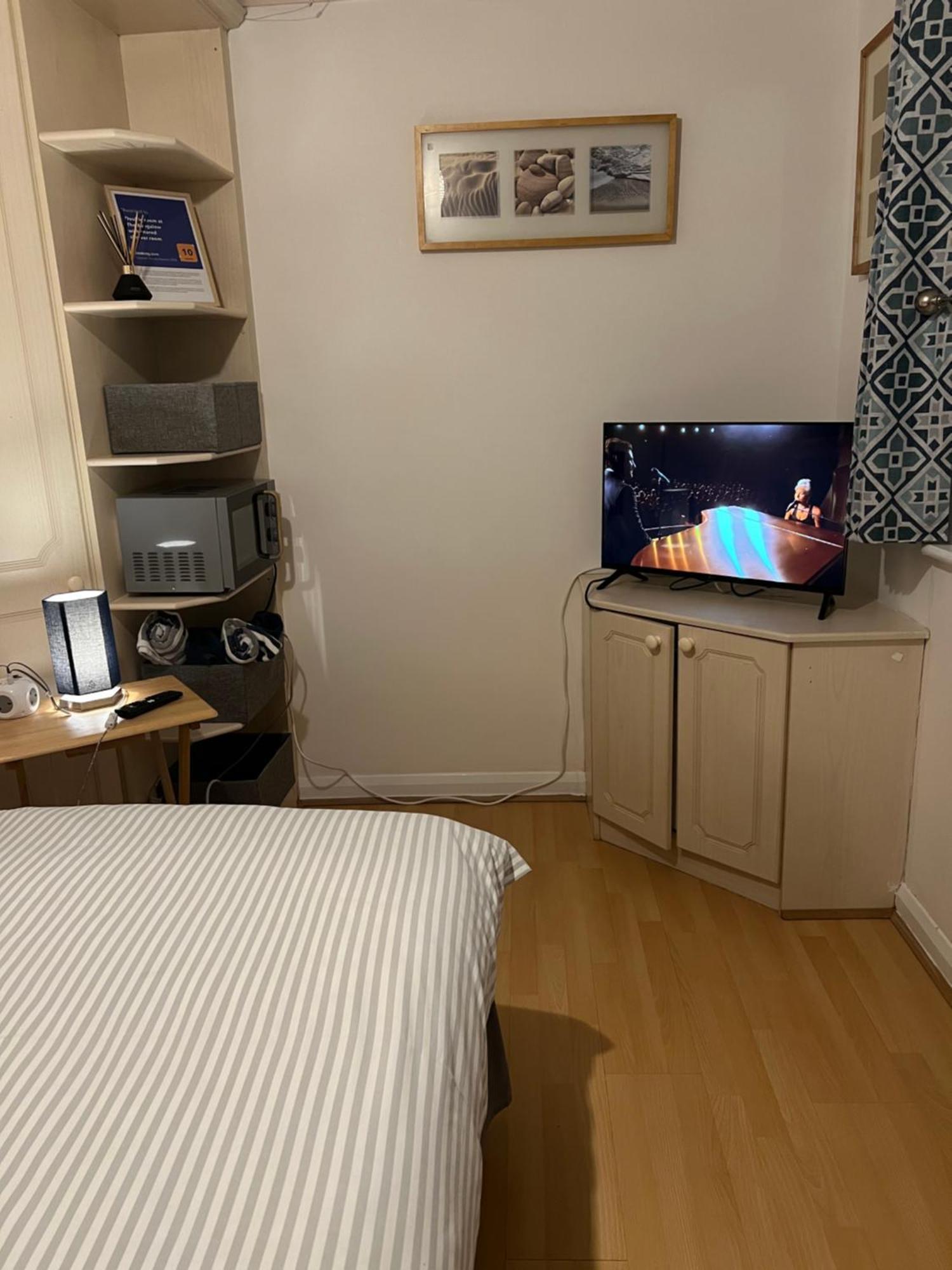 Double Room At The Bungalow With Shared Shower Room 凯特林 外观 照片