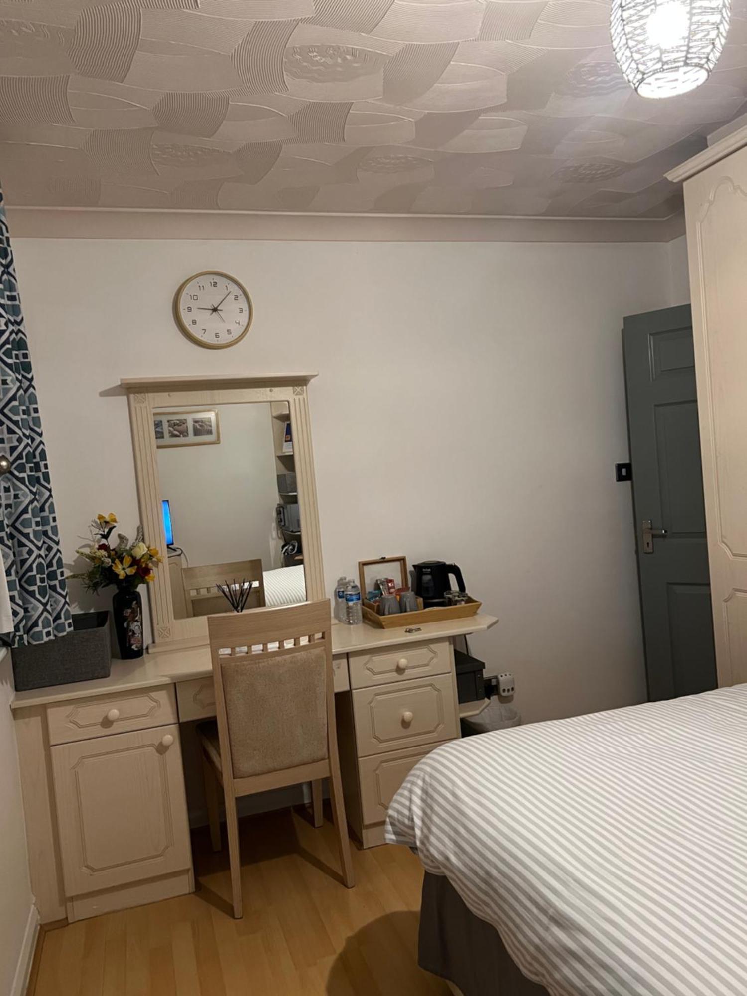 Double Room At The Bungalow With Shared Shower Room 凯特林 外观 照片